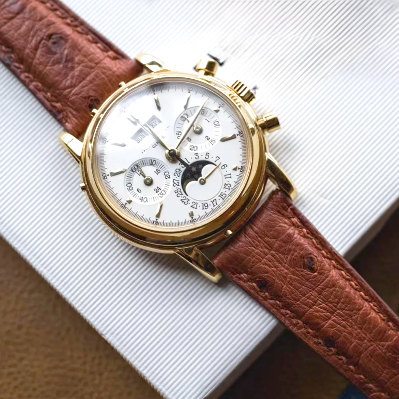 Cinturino in pelle con motivo  - Patek Philippe Watch Calatrava recensione e prezzo